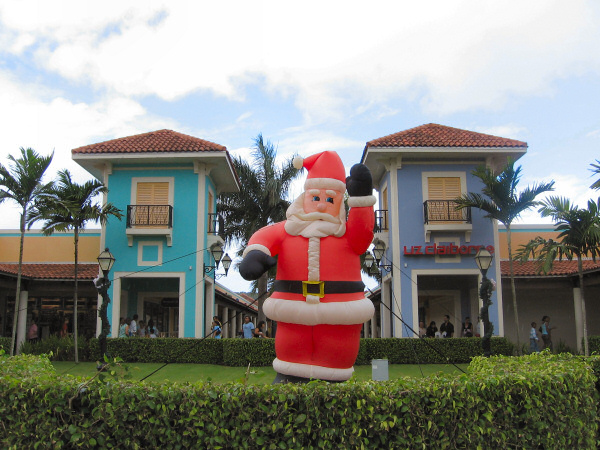 Santa Claus at Prime Outlet stores last Sunday.