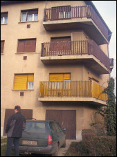 New house Daniel and Erika. On the left is Daniel, their house is the 2nd balcony.