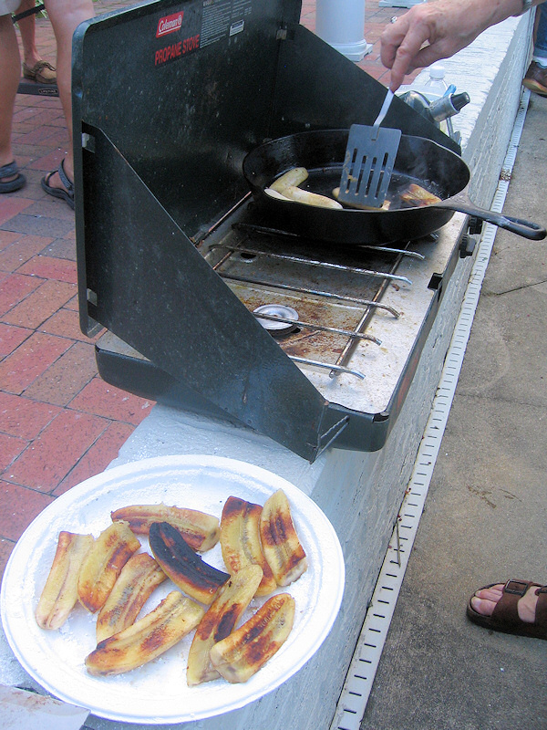 Making pisang goreng.