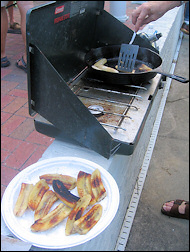 Making pisang goreng.