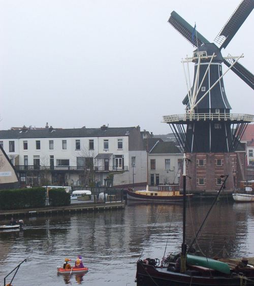 Boat with two Zwarte Pieten.