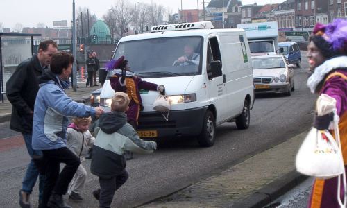 Zwarte Pieten arranging the traffic.